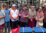 Bupati Kotim Memberikan Bantuan kepada Korban Kebakaran di Basirih Hilir