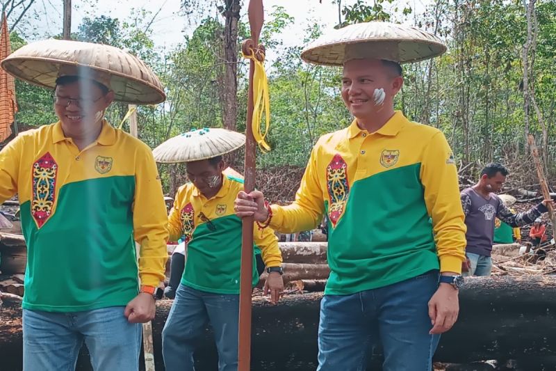 Bupati Ajak Warga Gunung Mas untuk Melestarikan Tradisi 'Harubuh Manugal'