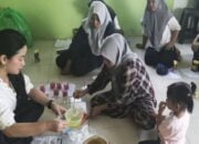 Para Ibu di Desa Basungkai Membuat Lilin dan Sabun dari Minyak Jelantah