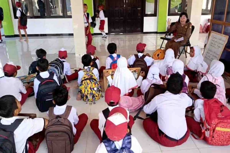 Renovasi Gedung Sekolah, Ratusan Siswa SD di Sampit Terpaksa Belajar di Musala